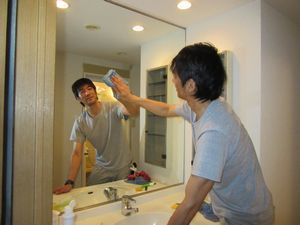 鏡も丹念に拭き上げます。