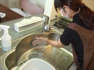 専用の研磨剤で磨きこみます。